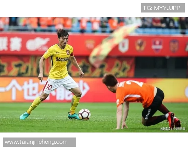 广州恒大与浦和红宝石激战正酣比分悬念引发球迷热议 广州恒大与浦和红宝石激战正酣比分悬念引发球迷热议